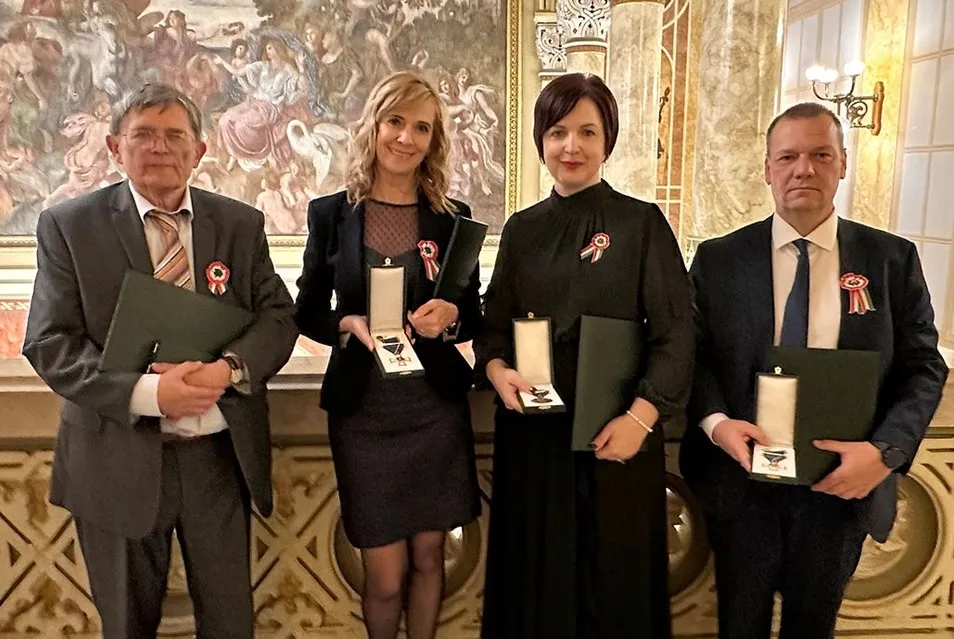 Dr János Honvári, Zsuzsanna Váginé Varga, Adrienn Erdős and Dr János Szép received their awards at a ceremony held in the Vigadó.